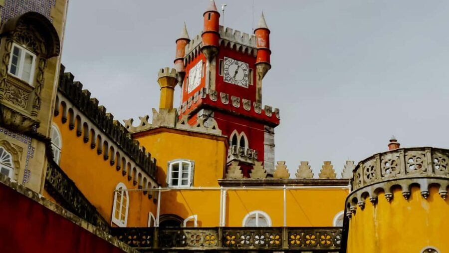 Lisboa: Sintra, Pena Palace, Cabo da Roca Coast and Cascais - Stop in Sintra: medieval vibe, royal facades, and two famous pastries