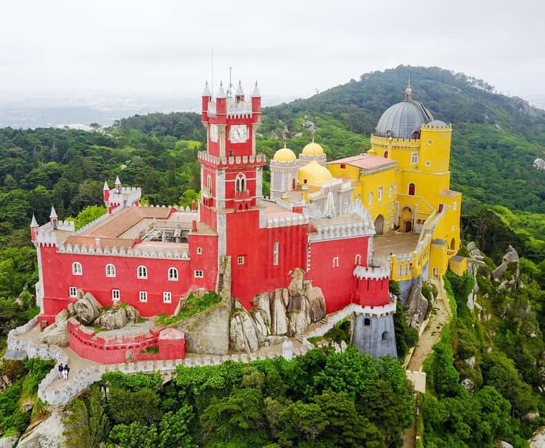 Lisbon: Pena Palace, Sintra, Cabo da Roca & Cascais Day Tour - Pickup in Lisbon: where to meet, and what to look for