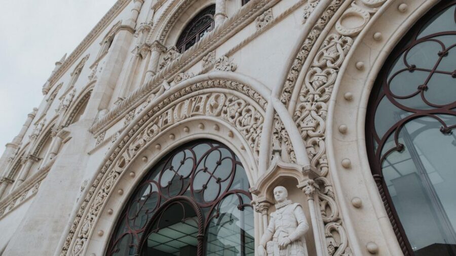 Lisbon: Sintra, Regaleira with ticket guided tour by train - The guided walk through historic Sintra town