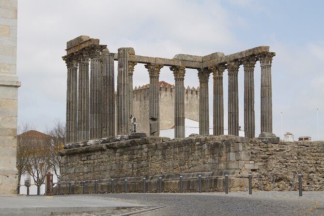 Private Évora Tour - Megaliths, Historical Center and Cork Region - The Cathedral of Évora: Gothic drama with a Manueline twist