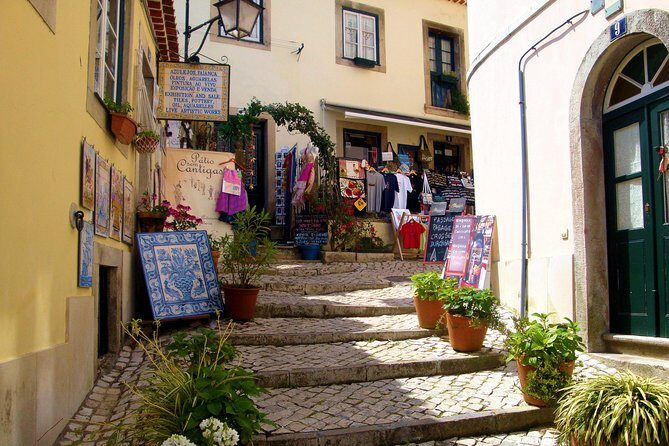 Private Tour 1 to 8 people: Pena National Palace- Sintra-Cabo da Roca-Cascais - Centro Histórico de Sintra: Your 2-Hour Window to Wander Like a Local