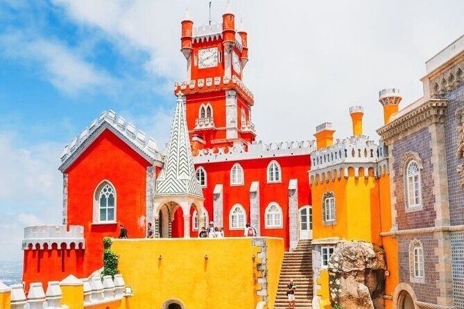 Sintra 1/2 day tour + Pena Palce + 2 gifts (inc. tickets) - Guides and group size: what makes the morning feel smooth