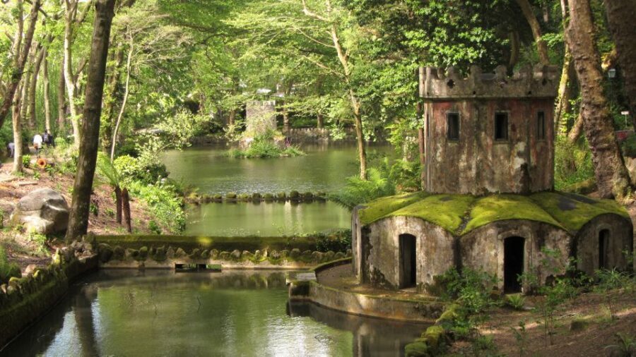 Sintra: 4 MAJOR Monuments Tour E-Car com GPS Audio Guide - São Pedro: a real lunch pause (and a break from monuments)