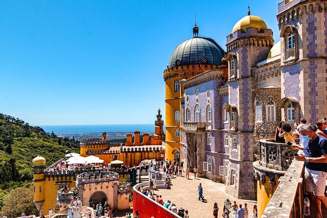 Sintra, Pena Palace, Quinta da Regaleira & Cascais Group Tour - Crowds, weather, and how guides keep the day workable
