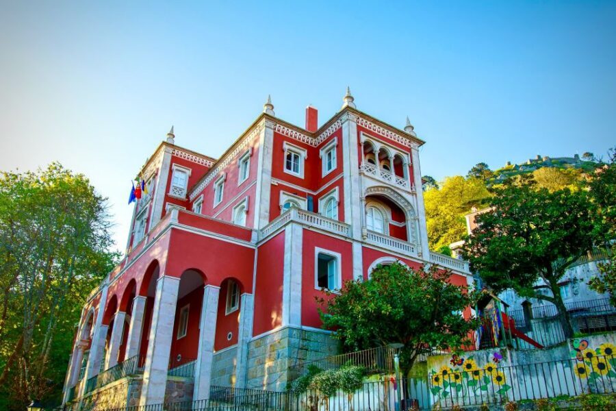 Sintra: -Sintra Sightseeing Tour With Tuk Tuk (1hr) - Pena Palace and Pena Palace Gardens: the big visual payoff