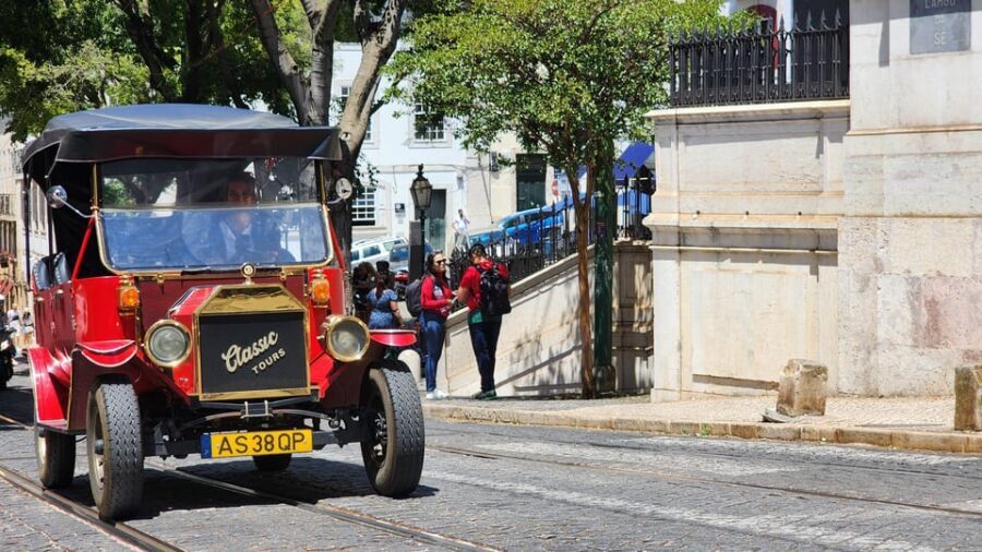 Tour Sintra: Charming tour in a Classic Car - Sintra Mountains: forests, ruins, and the feeling of wandering